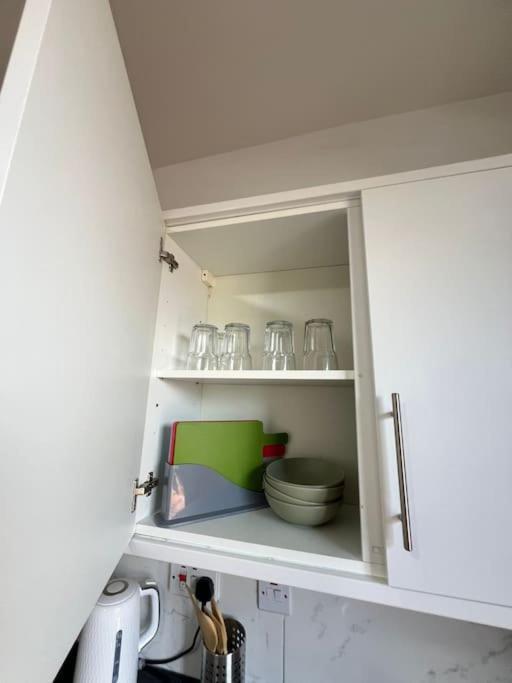 2 Bedroom Apartment Near Station 런던 외부 사진