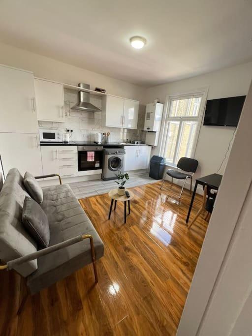 2 Bedroom Apartment Near Station 런던 외부 사진