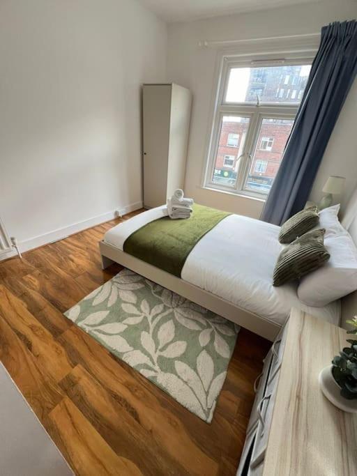 2 Bedroom Apartment Near Station 런던 외부 사진