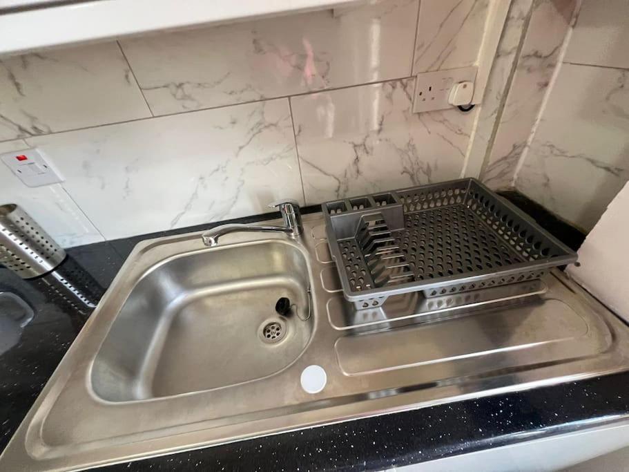 2 Bedroom Apartment Near Station 런던 외부 사진
