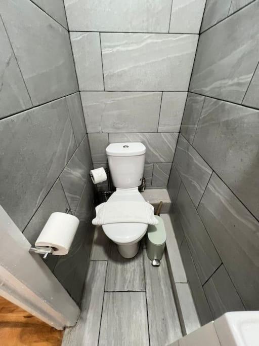 2 Bedroom Apartment Near Station 런던 외부 사진