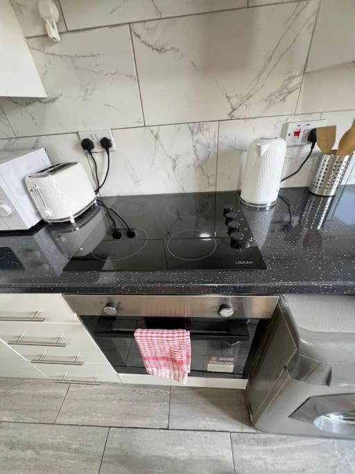 2 Bedroom Apartment Near Station 런던 외부 사진