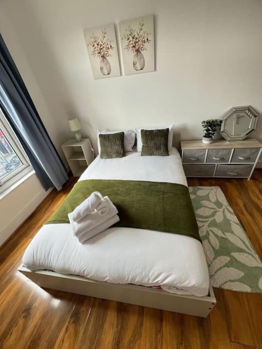 2 Bedroom Apartment Near Station 런던 외부 사진
