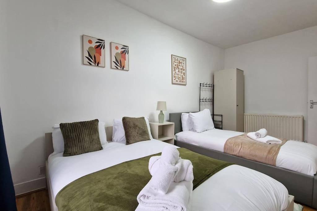 2 Bedroom Apartment Near Station 런던 외부 사진