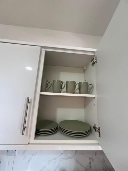 2 Bedroom Apartment Near Station 런던 외부 사진