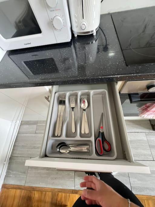 2 Bedroom Apartment Near Station 런던 외부 사진