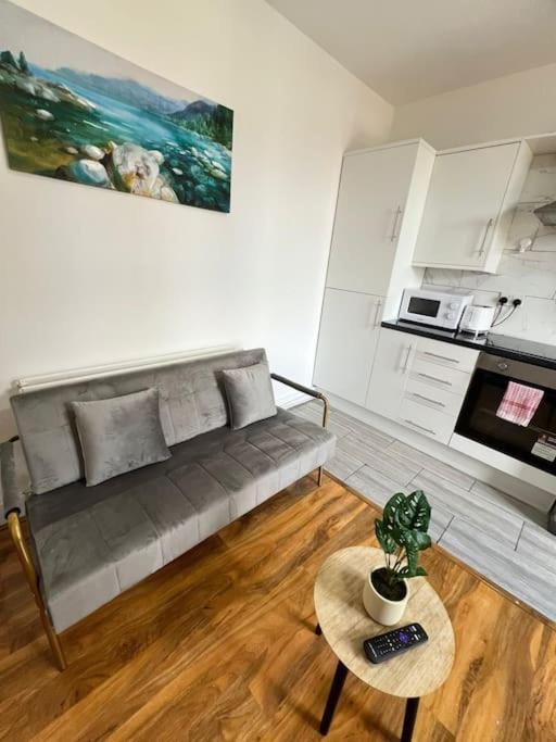 2 Bedroom Apartment Near Station 런던 외부 사진