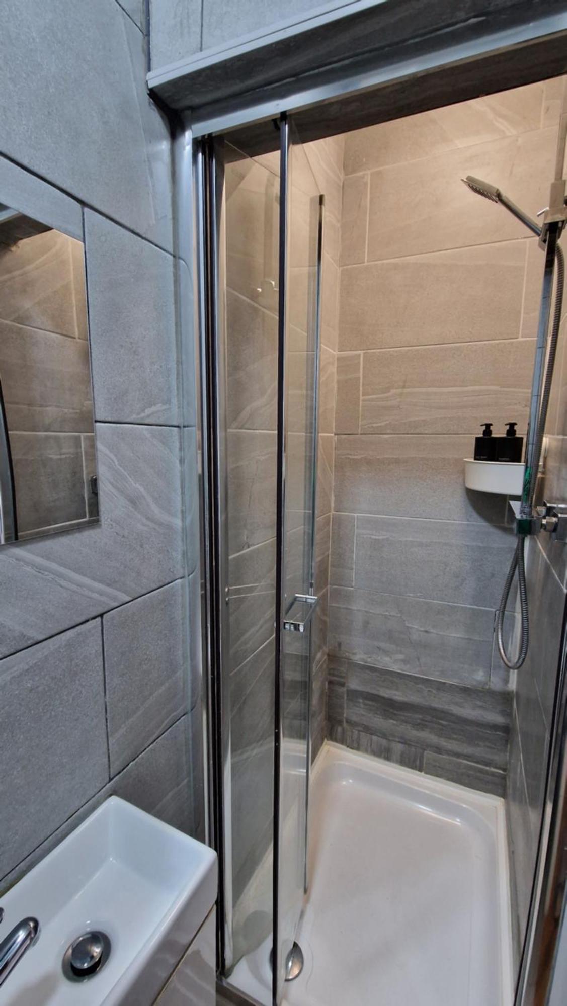 2 Bedroom Apartment Near Station 런던 외부 사진